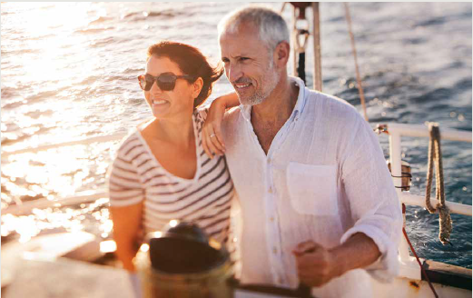 Lächelndes älteres Paar auf Boot