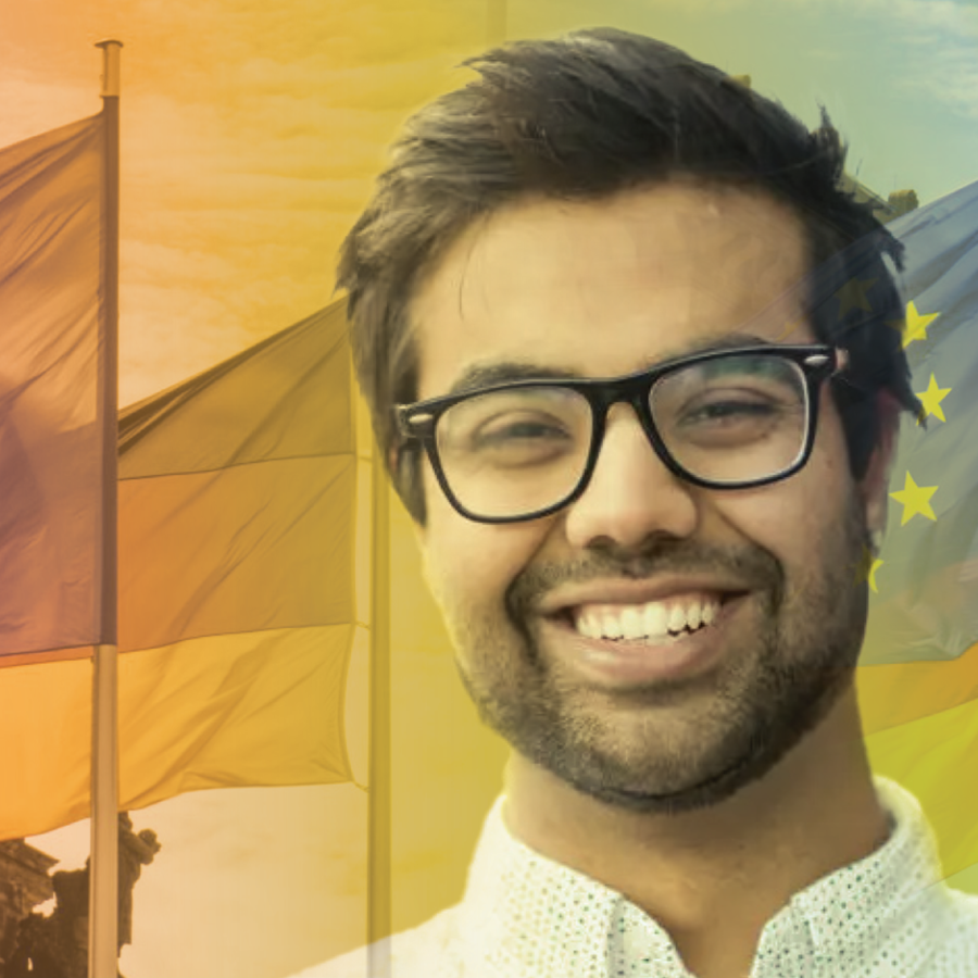 Person lächelt, im Hintergrund deutsche und europäische Flagge
