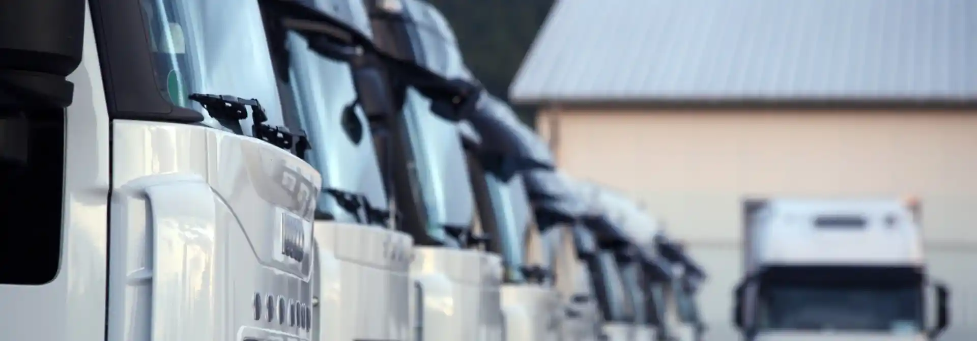 Aneinandergereihte Lastkraftwagen