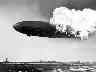 Bei der Landung in Lakehurst 1937 fängt das deutsche Luftschiff Hindenburg Feuer und stürzt ab.