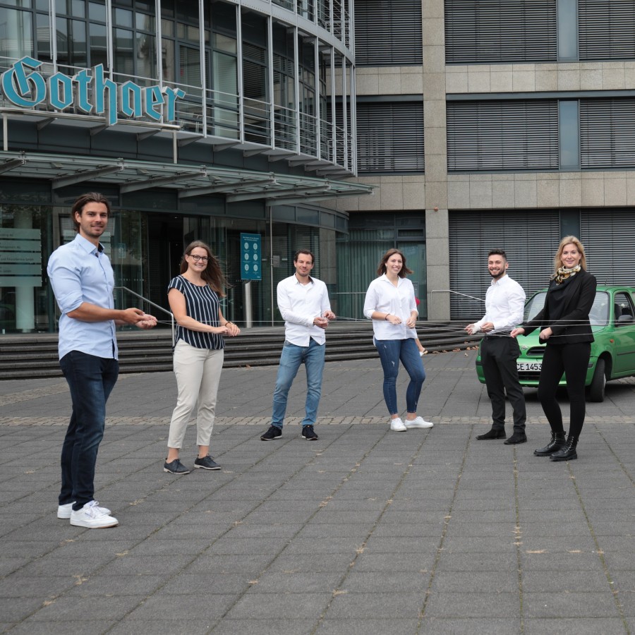 Die Trainees der Gothaer stehen vor dem Eingang und freuen sich über das Traineeprogramm.