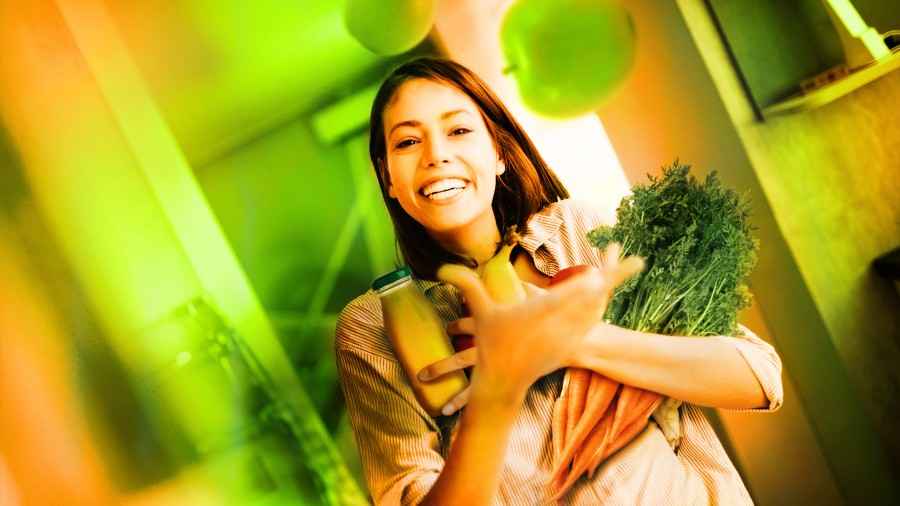 Frau mit Gemüse - Betriebliche Krankenversicherung