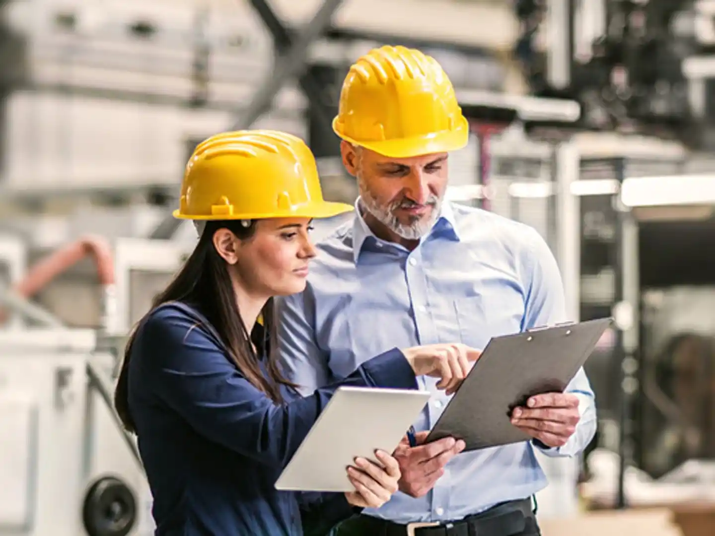 Industriehaftpflicht: Zwei Menschen bei der Überprüfung einer Anlage