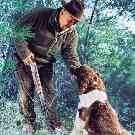 Gothaer Jagdhaftpflichtversicherung: Jäger mit Hund im Wald auf der Jagd