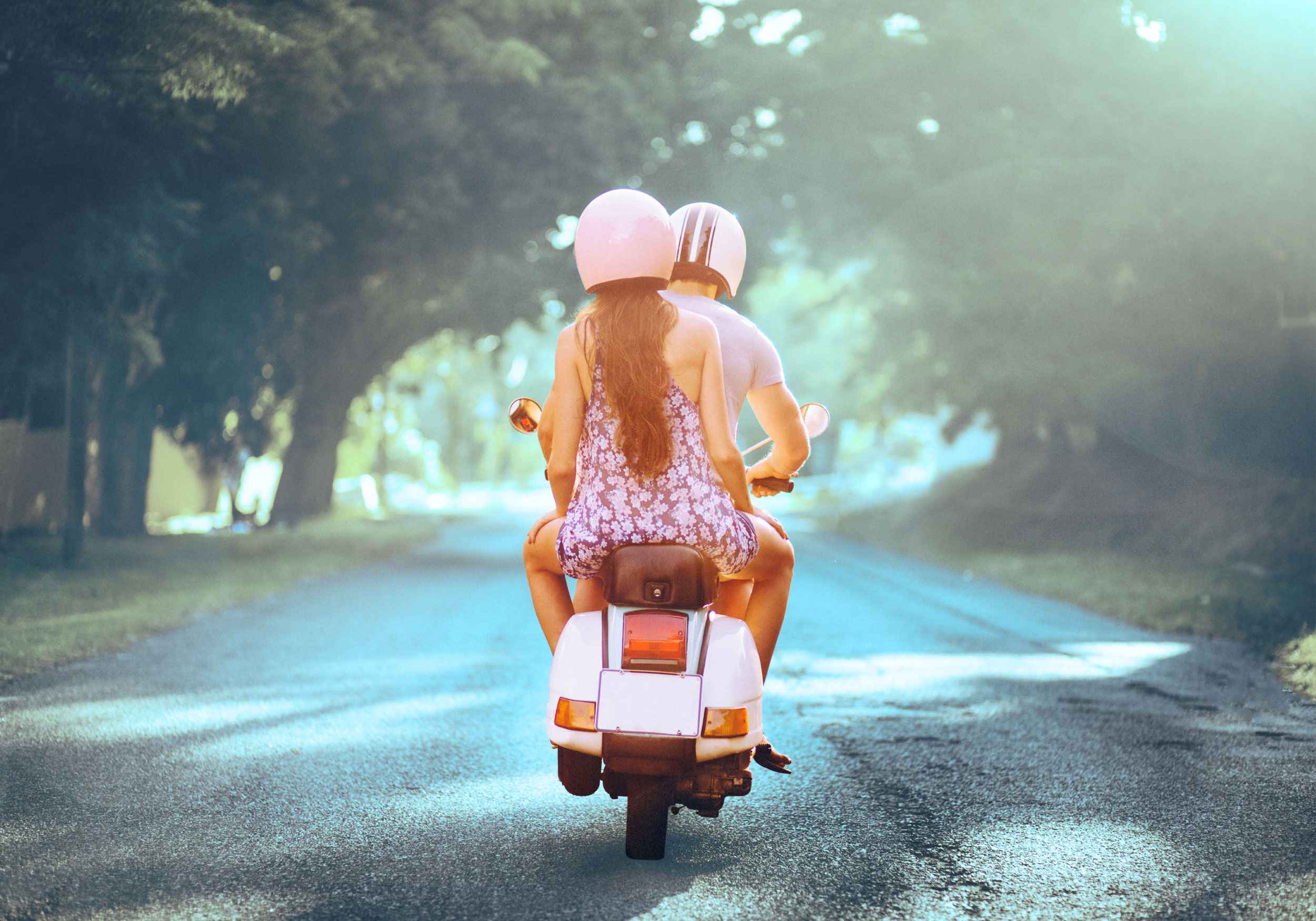 Gothaer Moped-Versicherung: Paar auf Moped ist froh, das KFZ gut versichert zu haben.