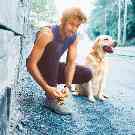Gothaer Tierhalterhaftpflicht: Mann mit Hund bereitet sich auf einen Stadtlauf vor.